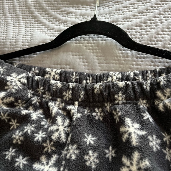 Old Navy Fleece Snowflake Pajama Set - Picture 10 of 11